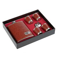 Набор подарочный "Фляжка" (в коже 240 мл + 4 стопки +
воронка) Helios Набор подарочный "Фляжка" (в коже 240 мл + 4 стопки +
воронка) Helios